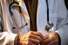 Sigue preocupando la emigración de los médicos mendocinos a otras provincias y países limítrofes como Chile. Foto: Imagen generada con IA