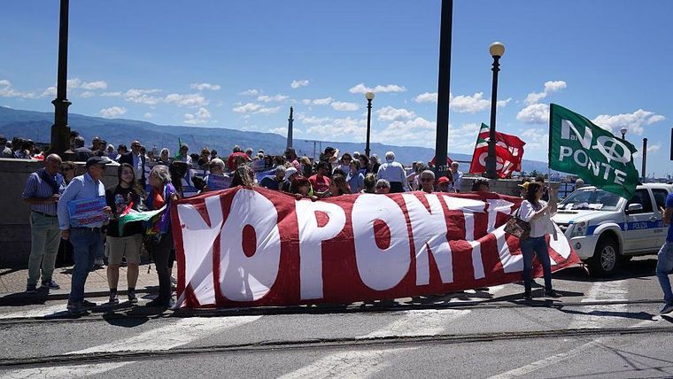 Algunas personas protestaron contra el anuncio de este miércoles.
