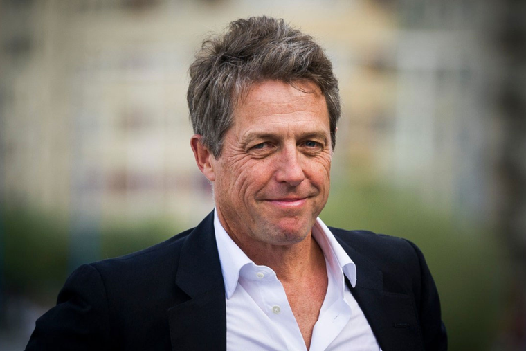 HUGH GRANT FORMÓ UNA FAMILIA NUMEROSA. EL ACTOR SE CONVIRTIÓ EN PADRE DE CINCO HIJOS.