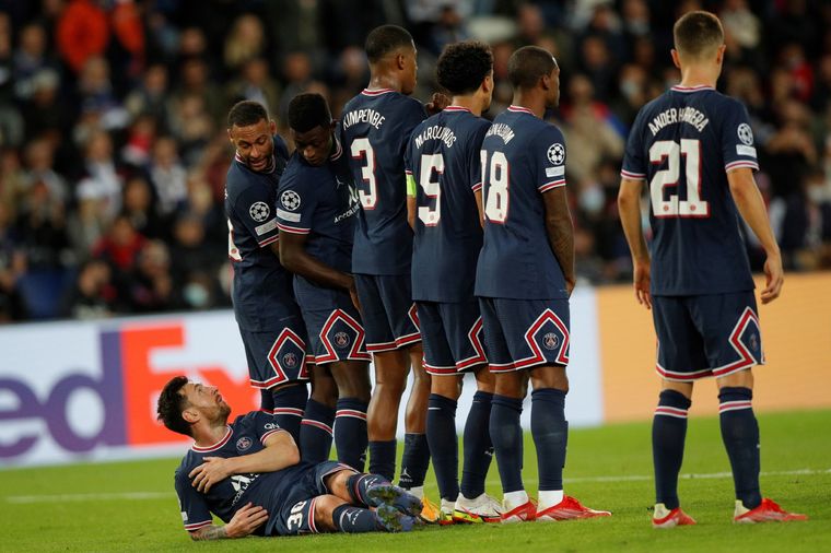 Messi hizo el cocodrilo en un tiro libre en contra. Foto: EFE