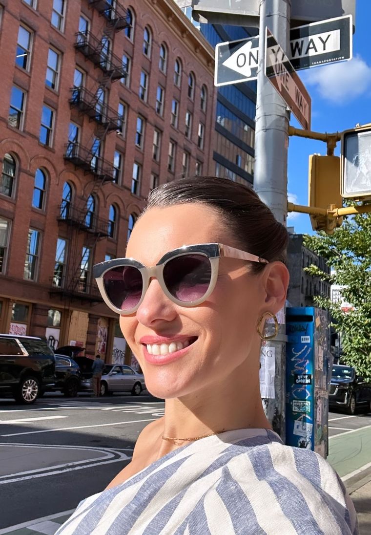 Pampita luciendo un modelo de lentes de su colección Foto: Foto: Instagram @pampitaoficial