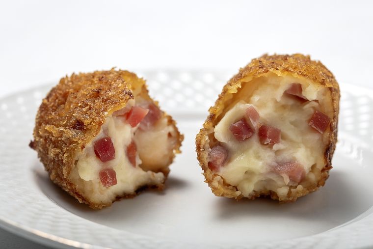 Las croquetas de jamón surgieron como una receta de aprovechamiento para no desperdiciar restos de jamón serrano. Las croquetas de jamón surgieron como una receta de aprovechamiento para no desperdiciar restos de jamón serrano.