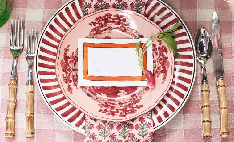 Los platos base son ideales para agregar un toque de color a la decoración y material que contraste. Créditos: Future / Emma Lee / Twig Hutchinson.