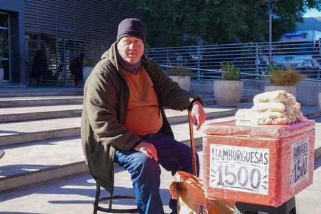 Con el partido de fondo, el trabajo en la calle no se detiene para los vendedores mendocinos. Con el partido de fondo, el trabajo en la calle no se detiene para los vendedores mendocinos.