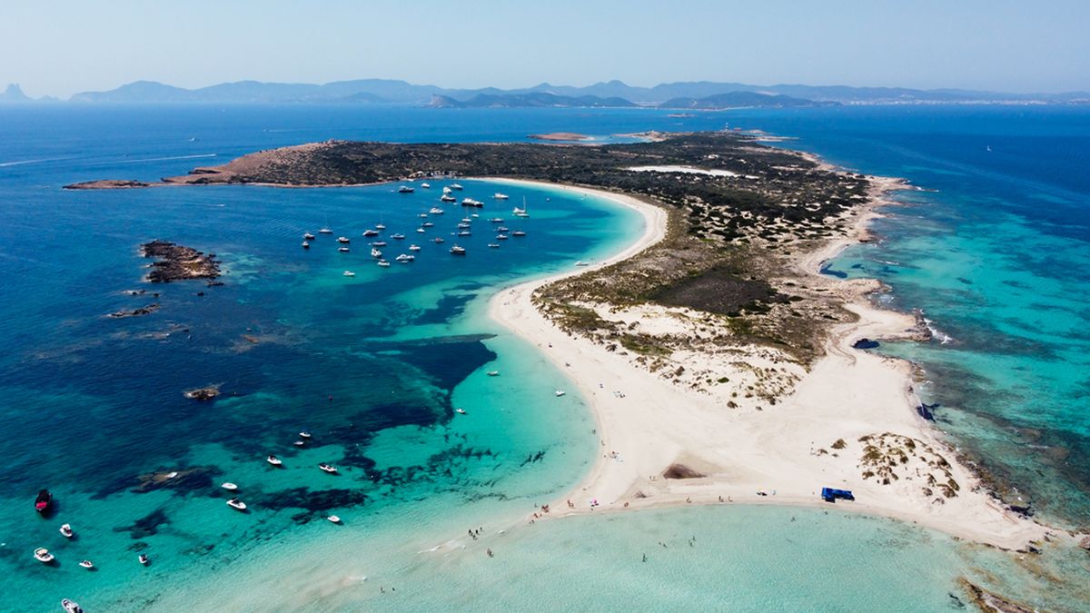 El secreto mejor guardado de España: la playa de aguas turquesas que parece el Caribe pero no lo es