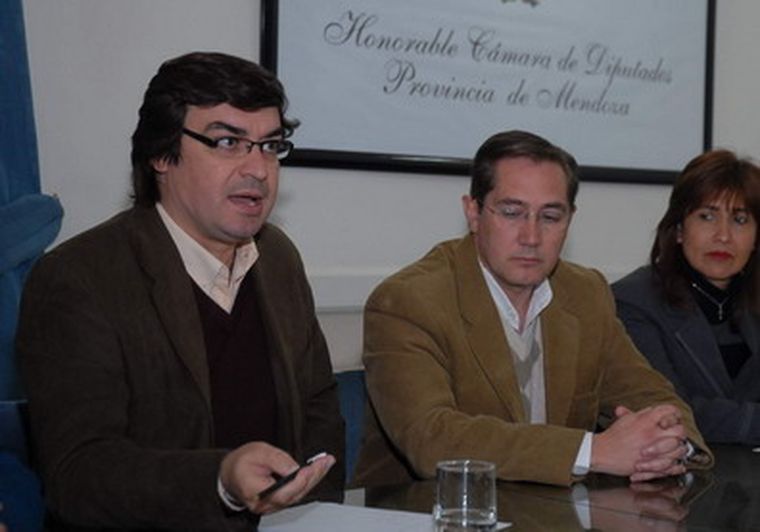 Tanús (centro) y De Marchi hoy, en una reunión con jubilados. Foto: Prensa Diputados