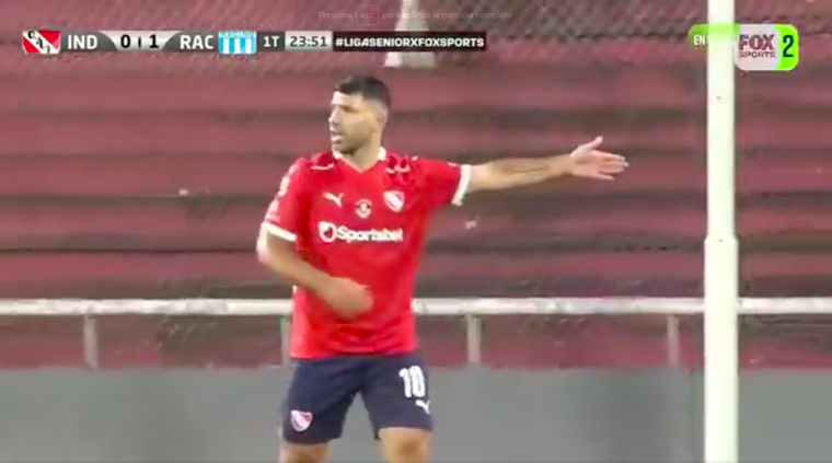 Con toda su magia, el Kun marcó el empate en el Libertadores de América. Foto: Captura