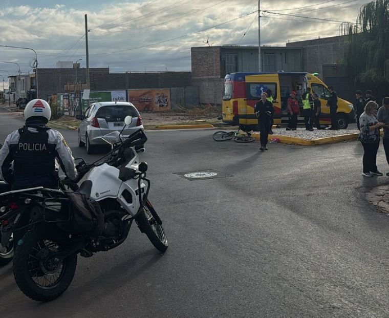 El ciclista fue trasladado tras el impacto en una rotonda de Maipú.