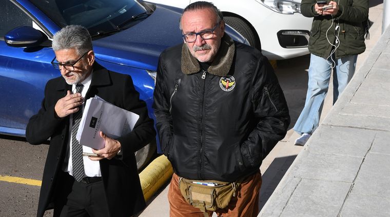 Cacho Garay este martes con uno de sus abogados. Foto: ALF PONCE MERCADO / MDZ