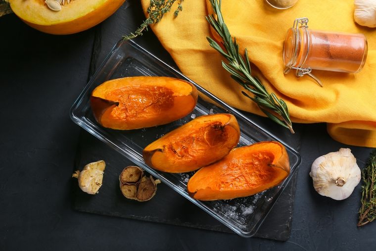 En esta receta, rociar un poco de aceite de oliva ayuda a que el zapallo quede dorado y jugoso. En esta receta, rociar un poco de aceite de oliva ayuda a que el zapallo quede dorado y jugoso.