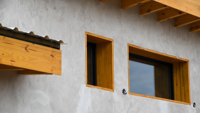 La fachada de una casa de quincha mejorada luce como cualquier otra gracias al trabajo de revoque. La fachada de una casa de quincha mejorada luce como cualquier otra gracias al trabajo de revoque.
