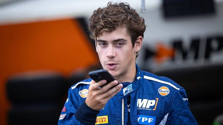 Franco Colapinto habla por teléfono durante le GP de Italia de la F1.
