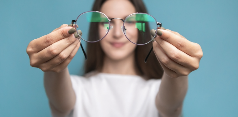 La pasta de dientes puede ayudarte a disimular los rayones de los cristales de tus lentes Foto: Shutterstock