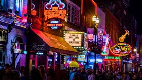 Lower Broadway, conocida como la autopista Honky Tonk de Nashville.