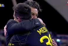 Gallardo y Messi, unidos en un abrazo y extenso ida y vuelta.