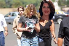 LO PRIMERO LA FAMILIA. Karina defendió a los menores en medio del acoso de los medios.