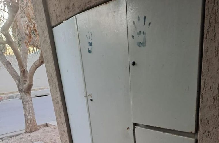Casas vandalizadas en Maipú por grupos de personas en motos. Casas vandalizadas en Maipú por grupos de personas en motos.