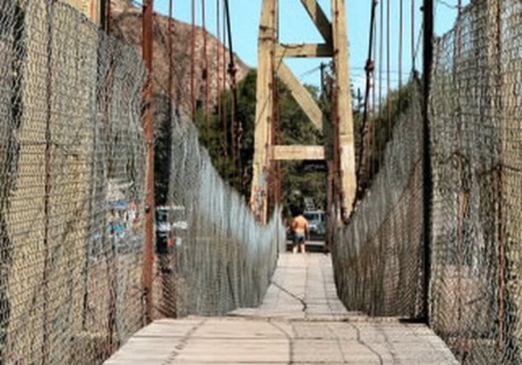 El peligroso puente ubicado en Cacheuta. Foto: web