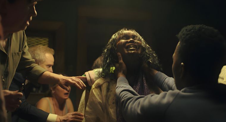 Ellen Burstyn retoma su papel de Chris MacNeil en esta esperada secuela directa. Ellen Burstyn retoma su papel de Chris MacNeil en esta esperada secuela directa.