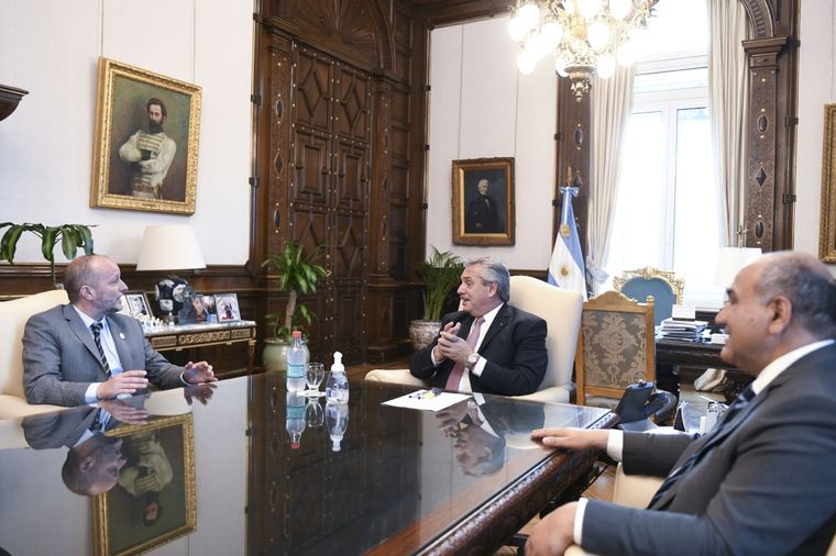 Alberto Fernández y Juan Manzur se reunieron en Casa de Gobierno con Martín Insaurralde, jefe de Gabinete bonaerense Foto: Télam
