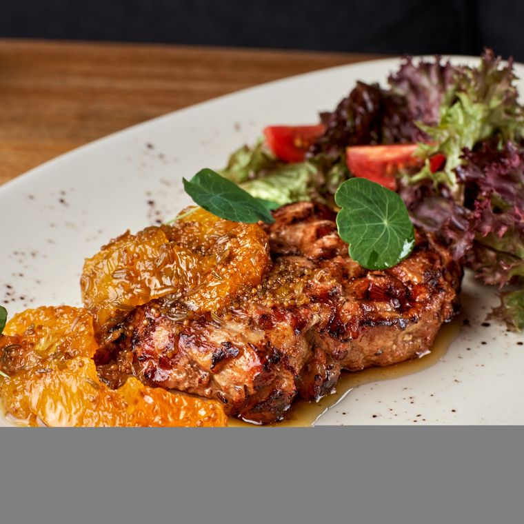 Medallones de cerdo con compota de naranja Una receta exquisita para hacer en pocos minutos. Foto: Shutterstock