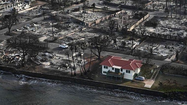 La casa de techo rojo quedó a salvo de los incendios en Lahaina, mientras que el resto del vecindario quedó reducido a escombros. Foto: GETTY IMAGES