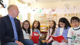 El director dejó de ser únicamente un líder pedagógico para convertirse en el sostén social. El director dejó de ser únicamente un líder pedagógico para convertirse en el sostén social.