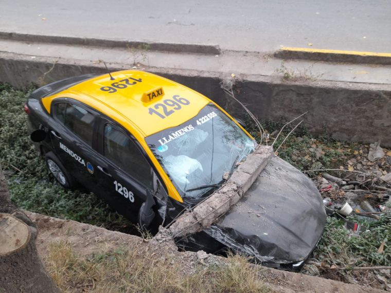 Un taxi cayó a un zanjón en Las Heras.