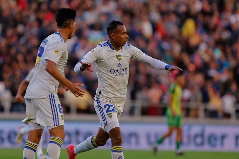 Pol espera a Villa, quien lo deja pagando. Foto: Télam