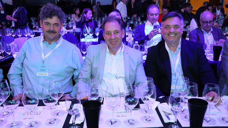 Juan Roby (Lagarde), José Hernández Toso (Riglos) y José “Pepe” Morales (Huentala Wines). Juan Roby (Lagarde), José Hernández Toso (Riglos) y José “Pepe” Morales (Huentala Wines).