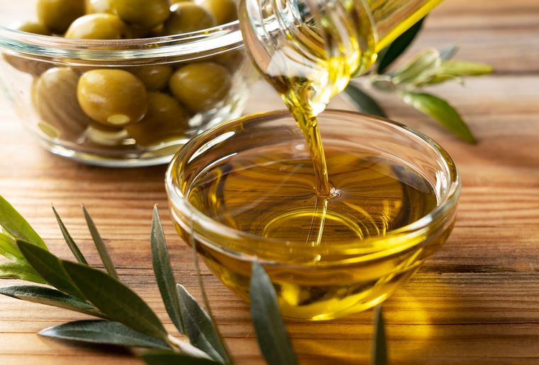 La Anmat prohibió dos aceites de oliva tras detectar registros inexistentes. Foto: Shutterstock