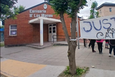 Familiares y vecinos se reunieron más tardes para reclamar justicia por la nena atropellada. Familiares y vecinos se reunieron más tardes para reclamar justicia por la nena atropellada.