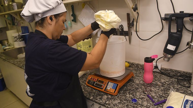 Con maquinaria de última generación y elaboración diaria, la heladería busca construir clientela fiel en Mendoza. Con maquinaria de última generación y elaboración diaria, la heladería busca construir clientela fiel en Mendoza.