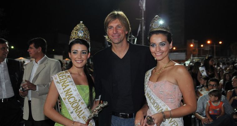 Un rey entre reinas. Horacio Cabak posó junto a la Reina Nacional de la Vendimia, Florencia Moreno, y a la Virreina Julieta Navarro. Foto: Gerardo Gómez / MDZ