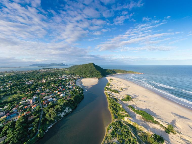Las playas de Guarda do Embaú se destacan por la unión entre río, mar y morros verdes. Las playas de Guarda do Embaú se destacan por la unión entre río, mar y morros verdes.