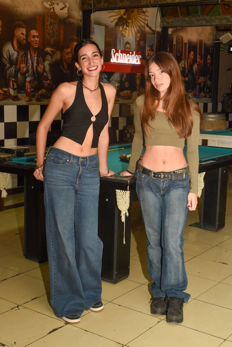 Sol y Guada frescas luciendo chaleco y top. Sol y Guada frescas luciendo chaleco y top.