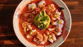 La receta tradicional no llevaba camarón, sino pescado fresco cortado en tiras. La receta tradicional no llevaba camarón, sino pescado fresco cortado en tiras.