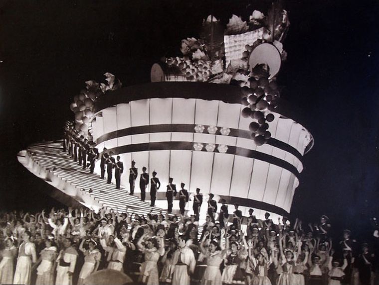 1950: El Acto Central contó con una escenografía de sesenta metros de alto por veinte de ancho, con niveles superpuestos y el trono vendimial elevado a más de veinte metros sobre el nivel del escenario central. 1950: El Acto Central contó con una escenografía de sesenta metros de alto por veinte de ancho, con niveles superpuestos y el trono vendimial elevado a más de veinte metros sobre el nivel del escenario central.