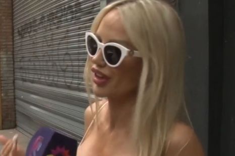 La modelo parece tener un un documento que respaldaría su reclamo. Foto: captura de pantalla El Trece.