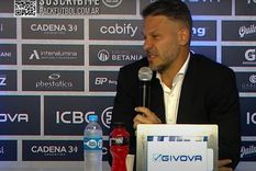 El DT se cruzó con un periodista partidario en conferencia de prensa.