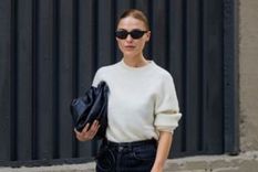 ¿Sofisticada, cómoda y clásica? Sigue estas ideas con jeasn y sweater blanco Foto: Woman&Home