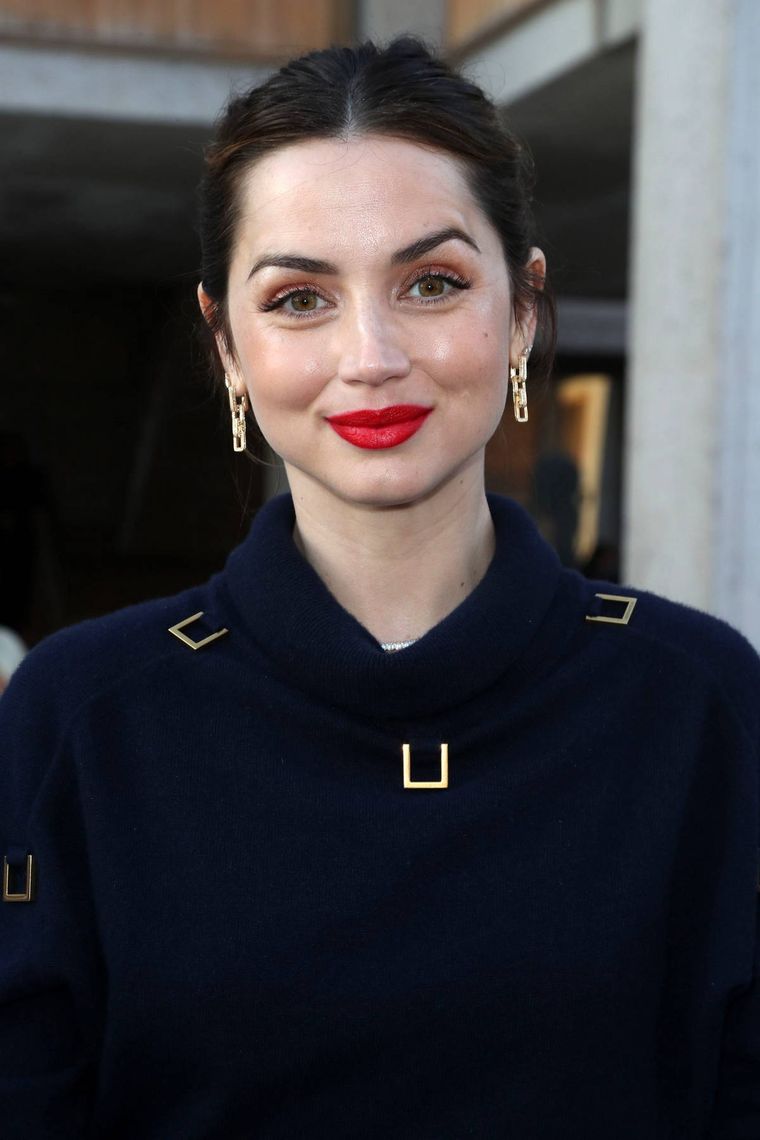 Ana de Armas le da vida a los fantásticos diseños de Louis Vuitton Foto: CelebsFirst