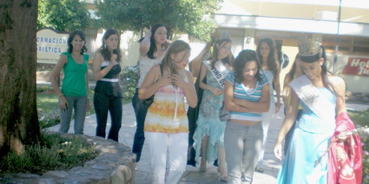 Reinas distritales junto a la Reina Nacional de la Vendimia, la Reina de los Vinos de Altura y la Reina del Turismo.