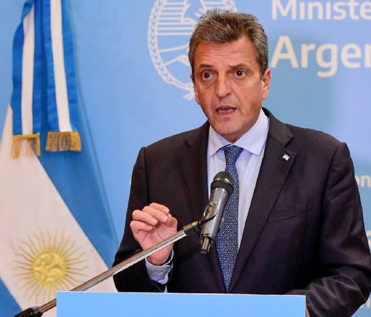 El ministro de Economía Sergio Massa anunció que se congelarían los impuestos a los combustibles para que no aumente más el precio. Foto: Noticias Argentinas