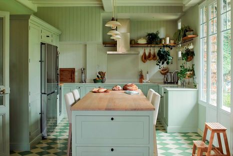 El verde le aporta vida y personalidad a esta cocina. Foto: Neptune.