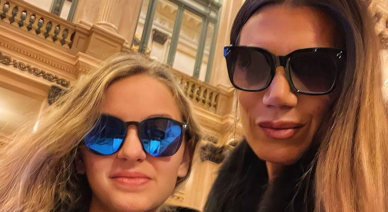 Flor de la V asistió a una función del Teatro Colón junto a su familia La conductora, junto a su esposo y sus hijos, deslumbró con su look Foto: @flordelave