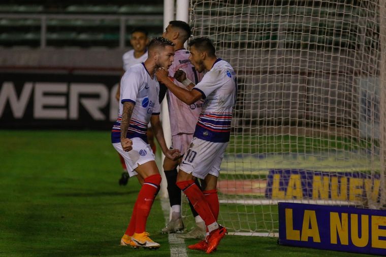 Romero (10), festeja el segundo gol de San Lorenzo. Foto: Télam