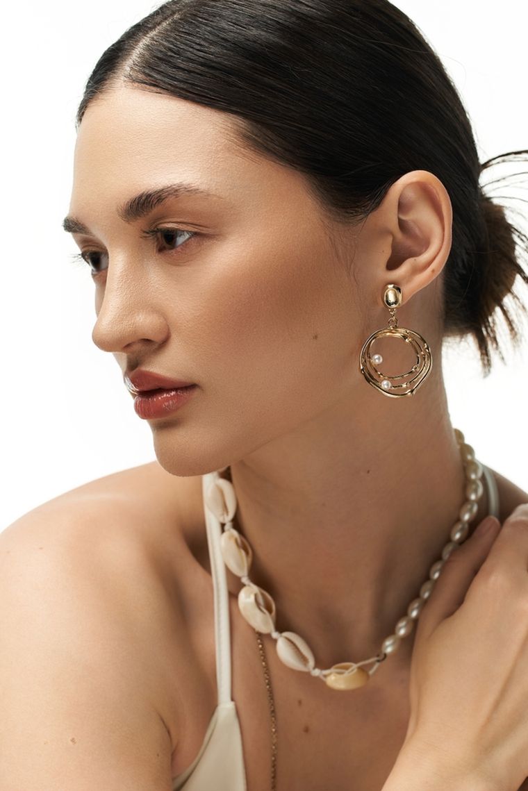 El collar de caracoles es el detalle que completa cualquier outfit de vacaciones. Foto: Shutterstock El collar de caracoles es el detalle que completa cualquier outfit de vacaciones. Foto: Shutterstock