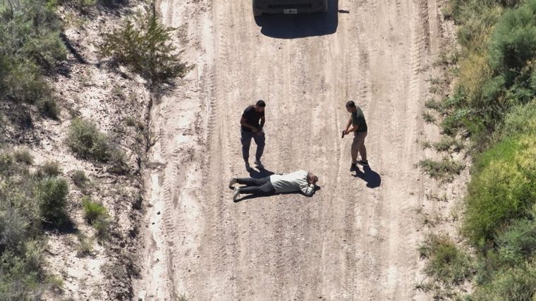 El momento de la detención del acusado de propinarle una brutal paliza a una mujer y sus dos hijitos.&nbsp;