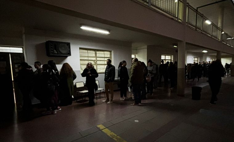 Las demoras provocaron que se votara ya con luz artificial. Foto: MDZ
